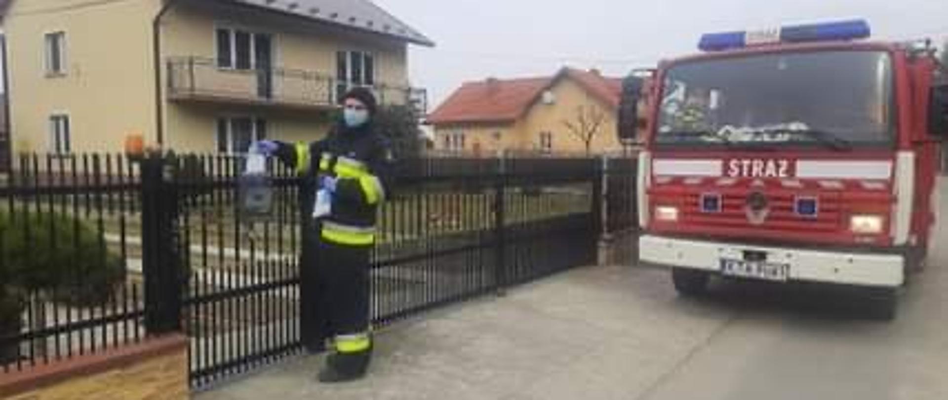 Strażacy przeprowadzili kolportaż ulotek informacyjnych na temat profilaktyki oraz szczepień przeciwko COVID-19