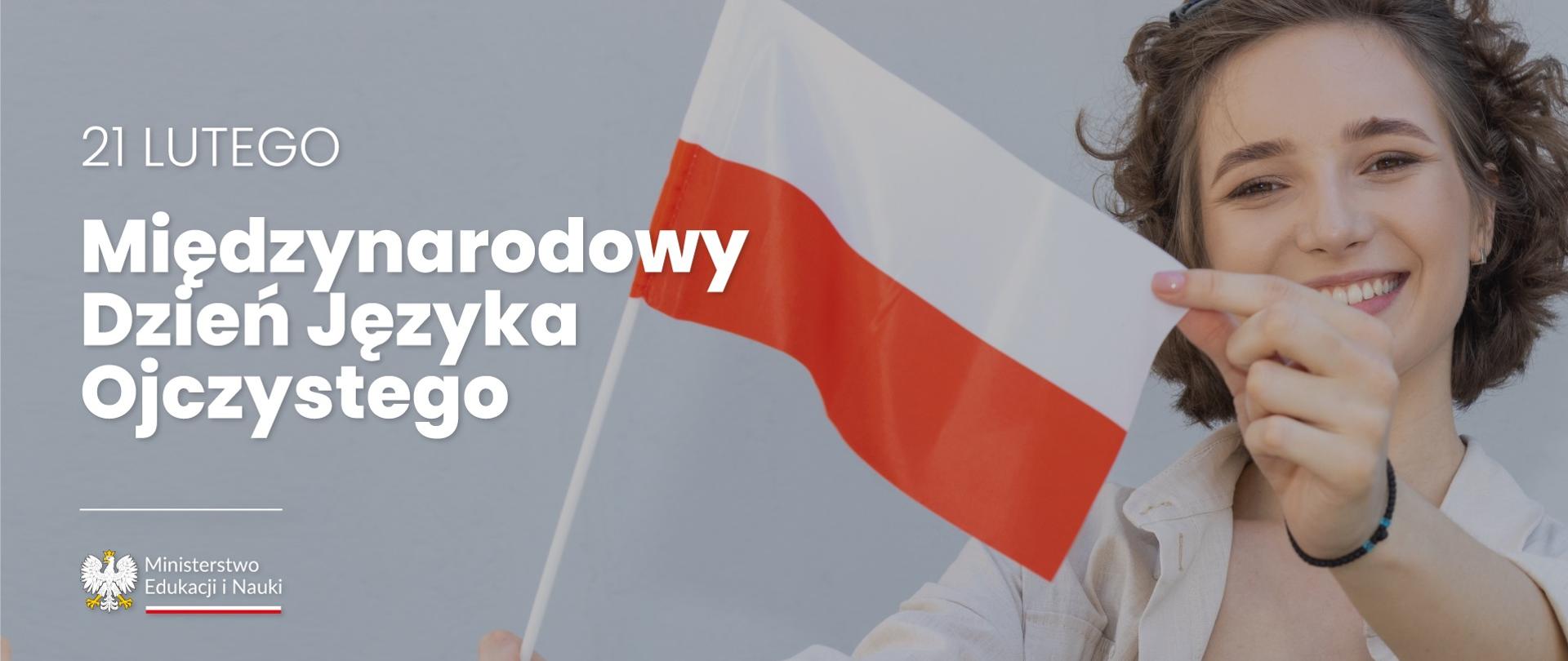 Grafika - na jasnoszarym tle młoda dziewczyna trzymająca polską flagę i napis 21 lutego - Międzynarodowy Dzień Języka Ojczystego.