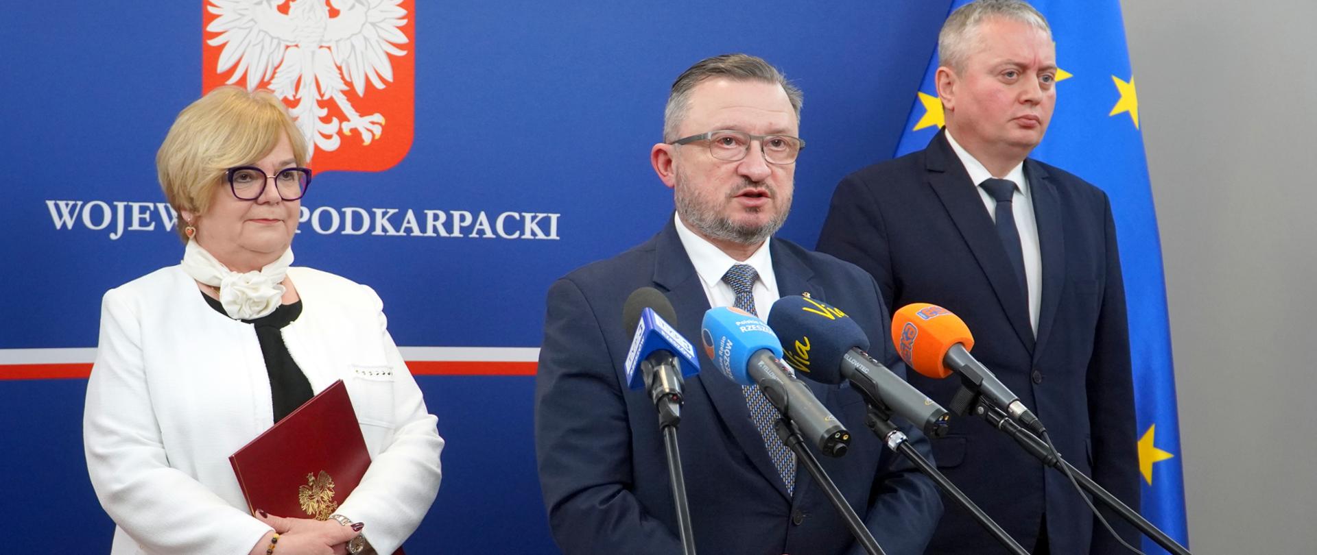 Zdjęcie przedstawia uczestników konferencji prasowej