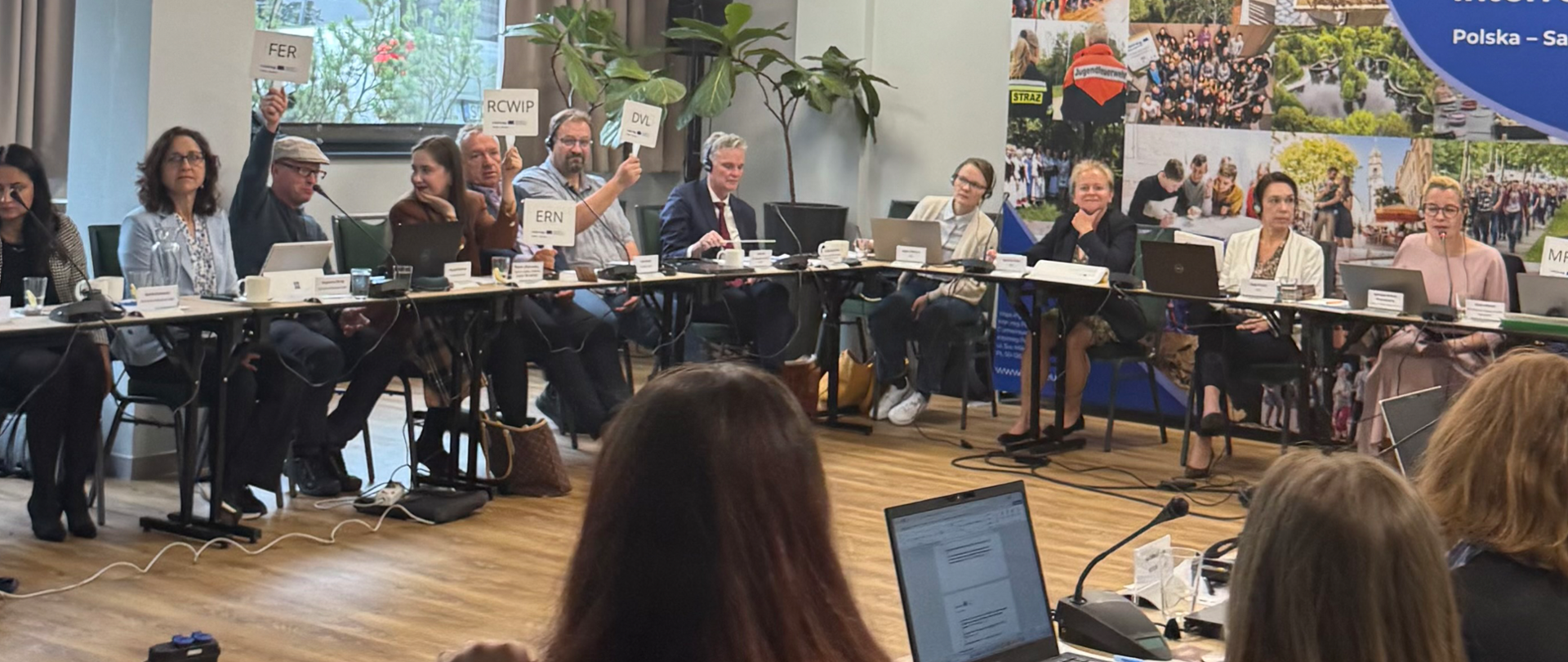 Na zdjęciu uczestnicy spotkania przy stole konferencyjnym