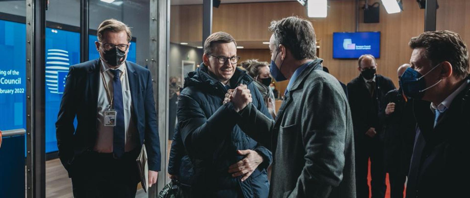 Premier Mateusz Morawiecki i premier Belgii Alexander De Croo podają sobie dłonie