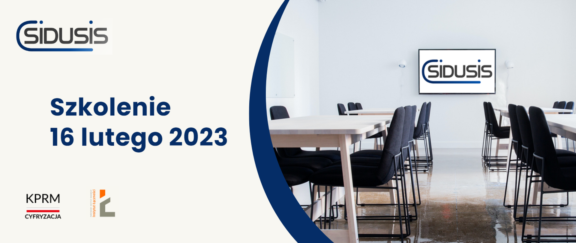 Zdjęcie sali konferencyjnej z wiszącym na ścianie ekranem wyświetlającym logo systemu SIDUSIS. Po lewej stronie napis: Szkolenie 16 lutego 2023 i loga systemu SIDUSIS, KPRM Cyfryzacjia oraz Instytutu Łączności.