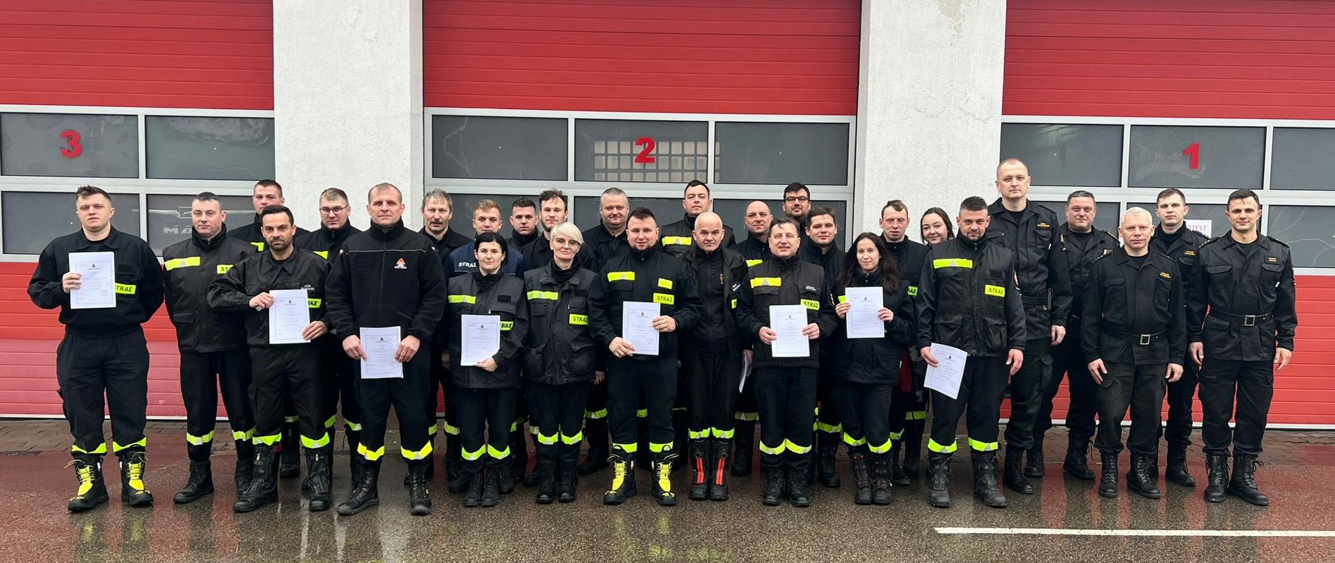 Strażacy po wręczeniu zaświadczeń o ukończeniu szkolenia