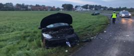 ZDERZENIE DWÓCH SAMOCHODÓW OSOBOWYCH. Na zdjęciu widać rozbite samochody osobowe, które zderzyły się na łuku drogi. 