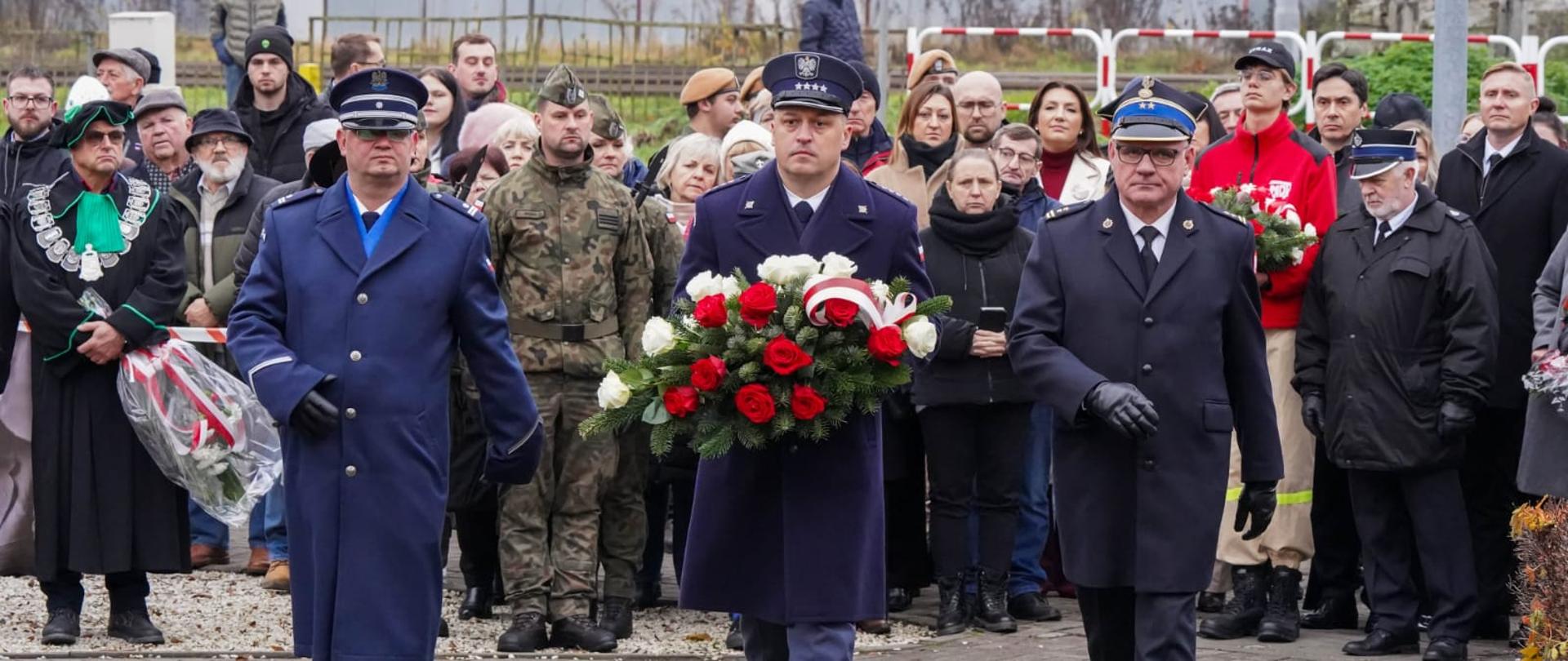 Złożenie wiązanki pod Pomnikiem Orła Białego