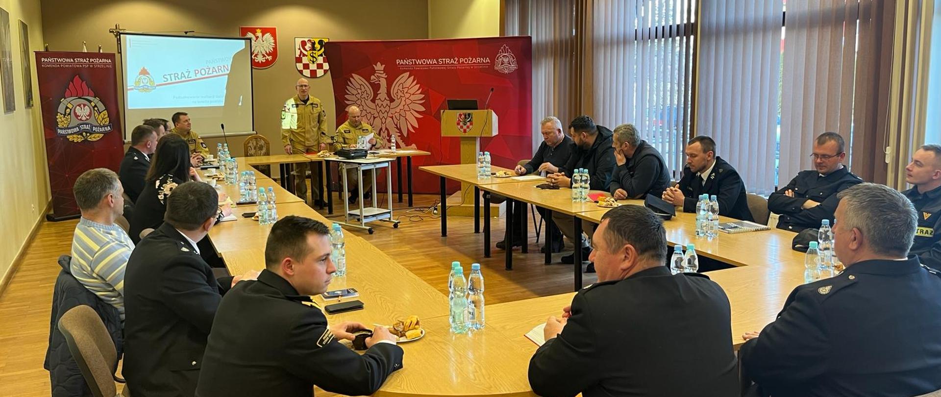 Druhowie podczas zebrania