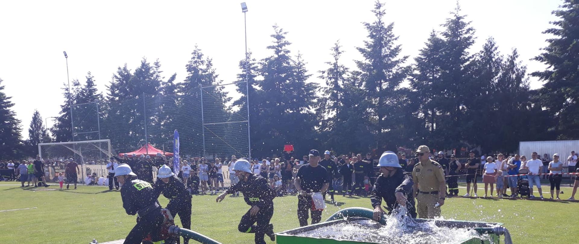 ZAWODY SPORTOWO-POŻARNICZE – GMINA KOŚCIAN. Strażacy podczas zawodów sportowo-pożarniczych, sztafeta oraz ćwiczenie bojowe.