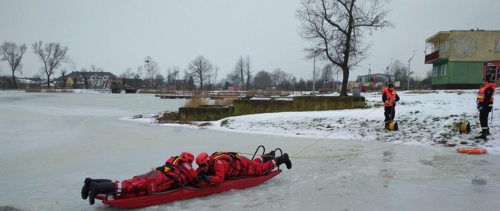 Zdjęcie przedstawia zajęcia doskonalenia zawodowego na obszarach wodnych w okresie zimowym