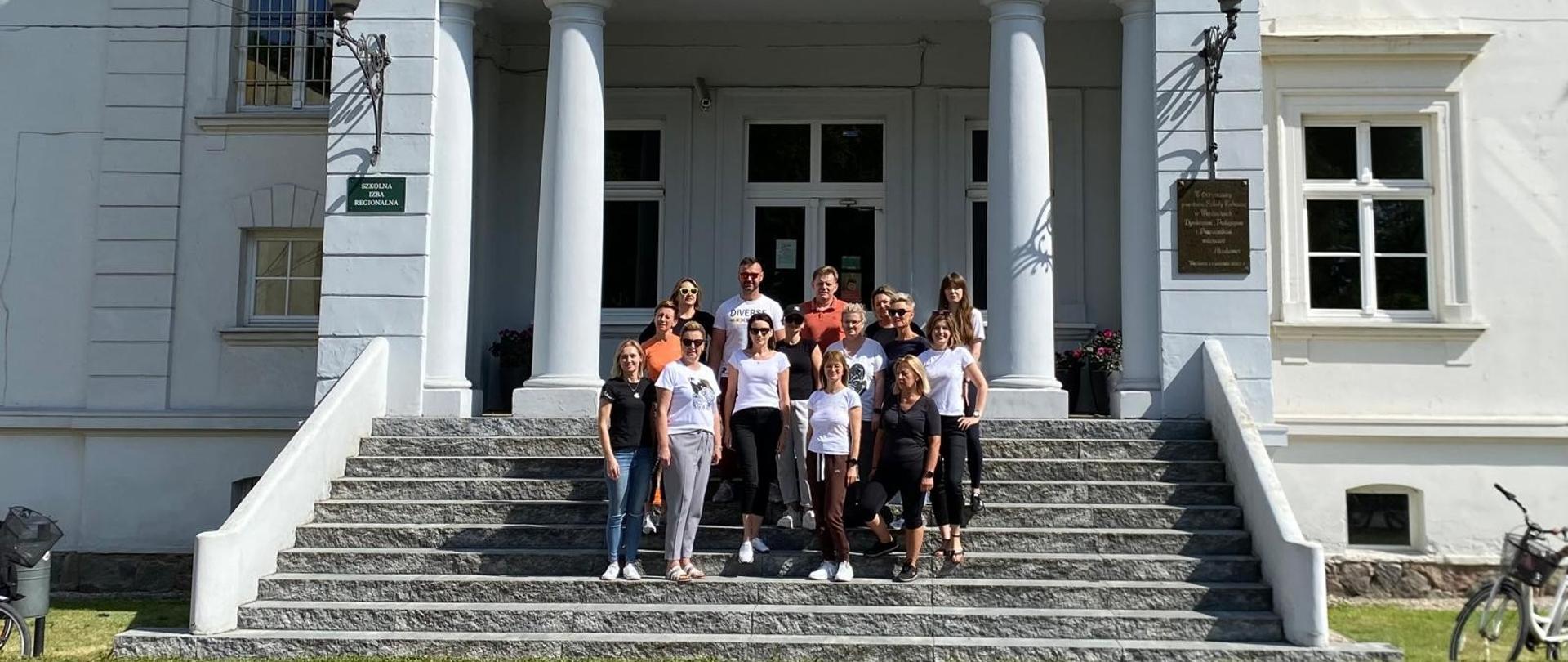 Nauczyciele ZSCKU przed pałacem 