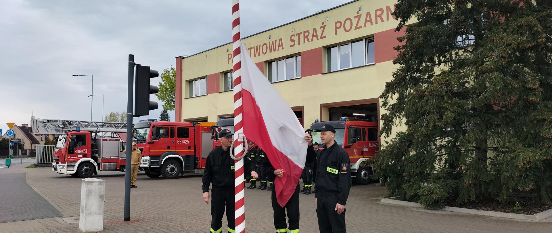 Na zdjęciu widać poczet flagowy podczas wciągania flagi na maszt 