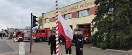 Na zdjęciu widać poczet flagowy podczas wciągania flagi na maszt 