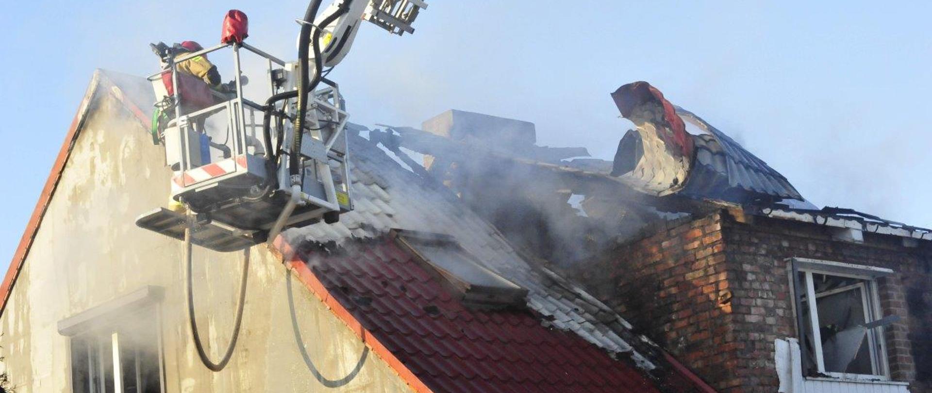 Stara Przysieka Pierwsza. Pożar budynku mieszkalnego. Palący się dach, strażacy biorą udział w akcji ratowniczo-gaśniczej. 