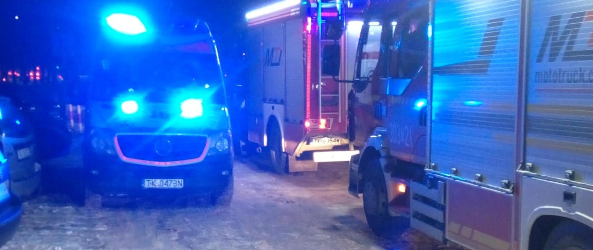 Zdjęcie przedstawia ulicę przy której zaparkowały samochody służb ratowniczych biorące udział w akcji. 