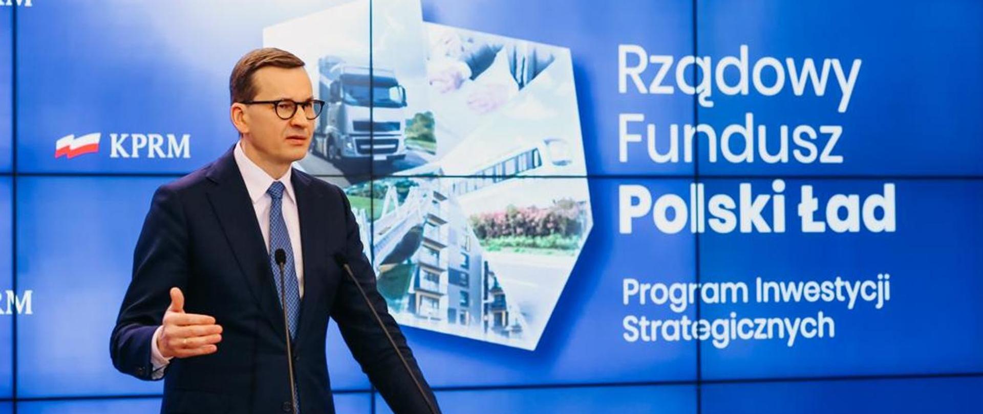 Na zdjęciu znajduje się mężczyzna w garniturze