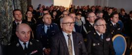 Zaproszeni goście oraz strażacy PSP i OSP zebrani na sali, patrzą w stronę sceny