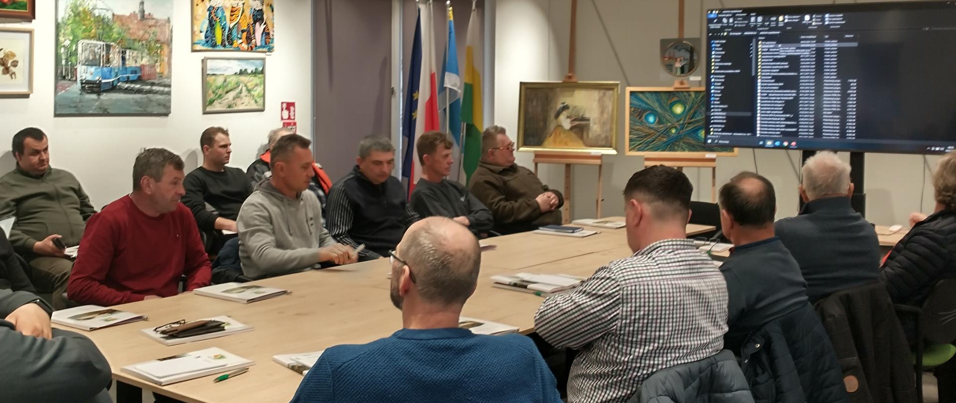 Uczestnicy szkolenia siedzący na sali konferencyjnej.