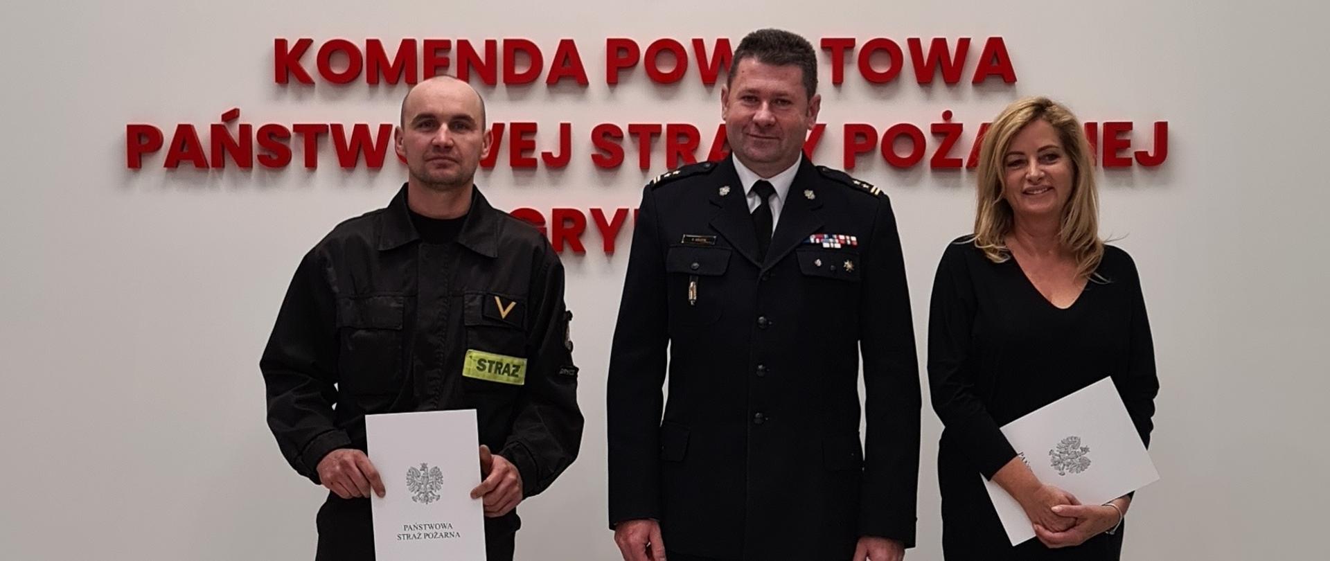 Na zdjęciu Komendant Powiatowy wraz z wyróżnionymi osobami