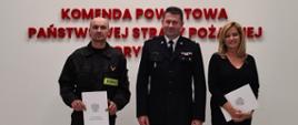 Na zdjęciu Komendant Powiatowy wraz z wyróżnionymi osobami