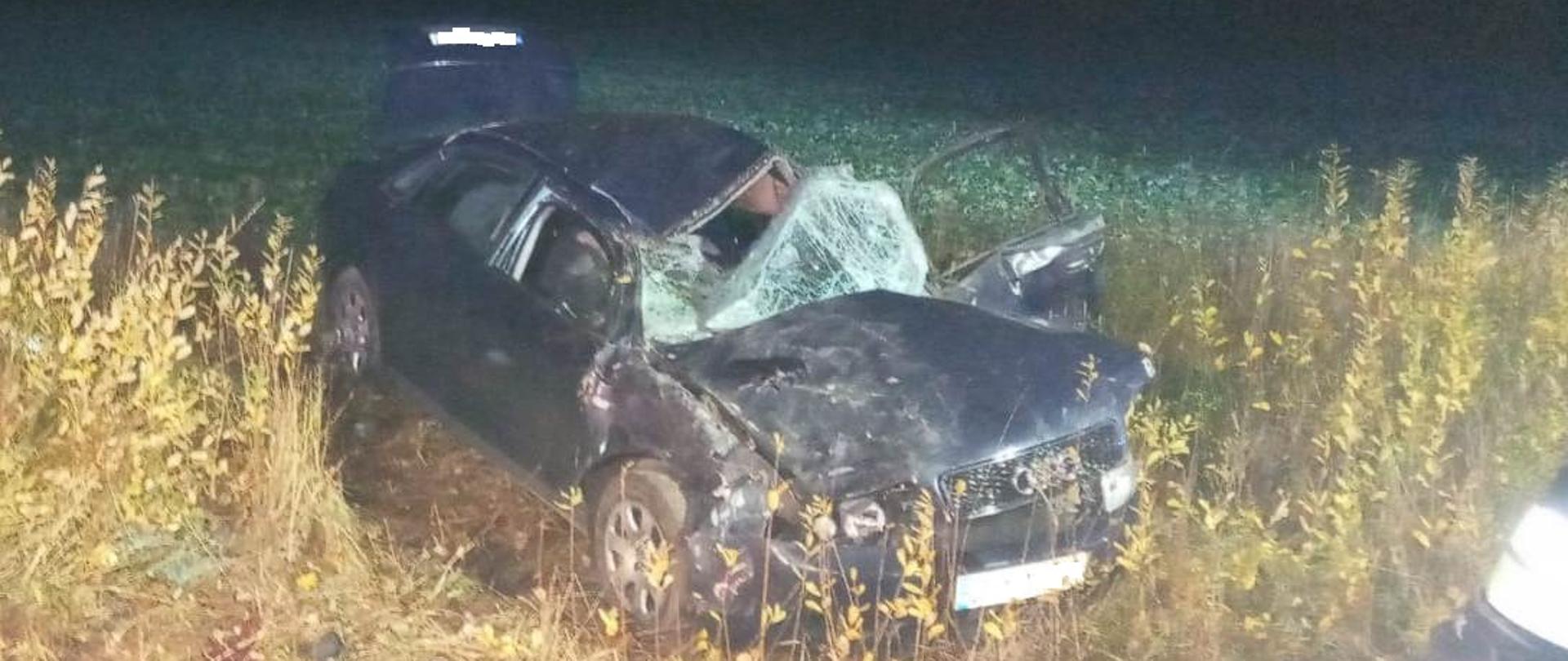 widoczny pojazd Audi A4 po dachowaniu