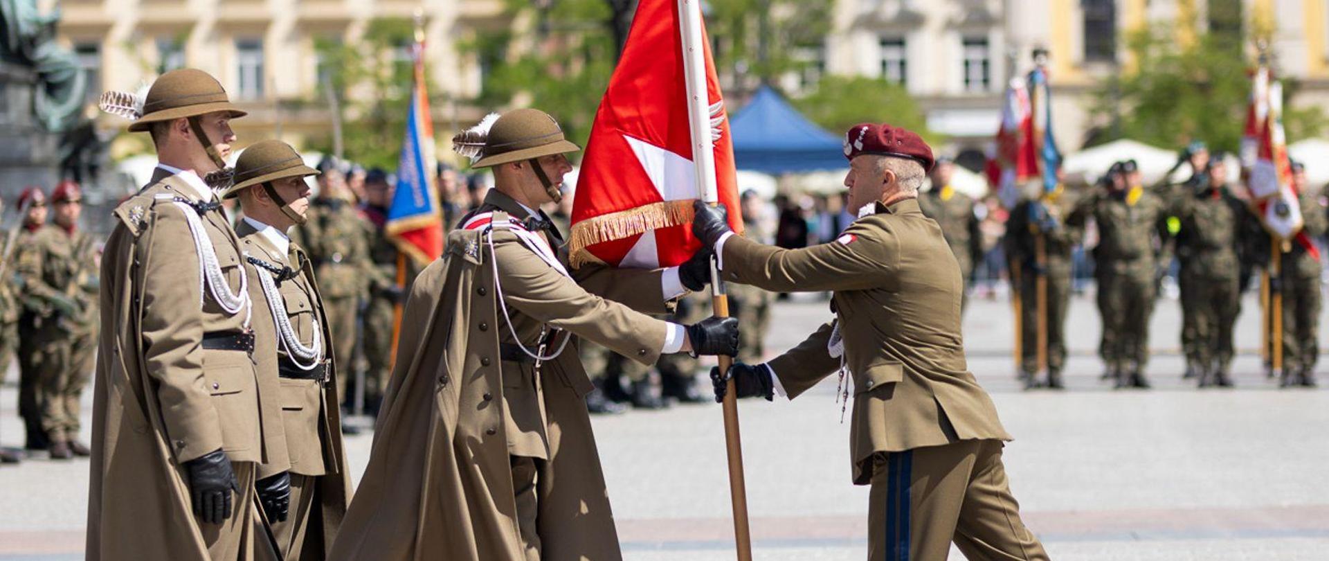 18 maja 2024 roku na Rynku Głównym w Krakowie,w obecności Premiera Donalda Tuska oraz Wicepremiera Władysława Kosiniaka - Kamysza 2 Korpusowi Polskiemu - Dowództwu Komponentu Lądowego wręczona została Chorągiew Wojska Polskiego. 