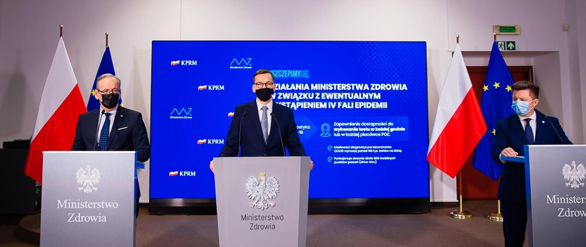 Premier Mateusz Morawiecki, Minister Zdrowia: Adam Niedzielski, Minister Michał Dworczyk podczas konferencji prasowej.