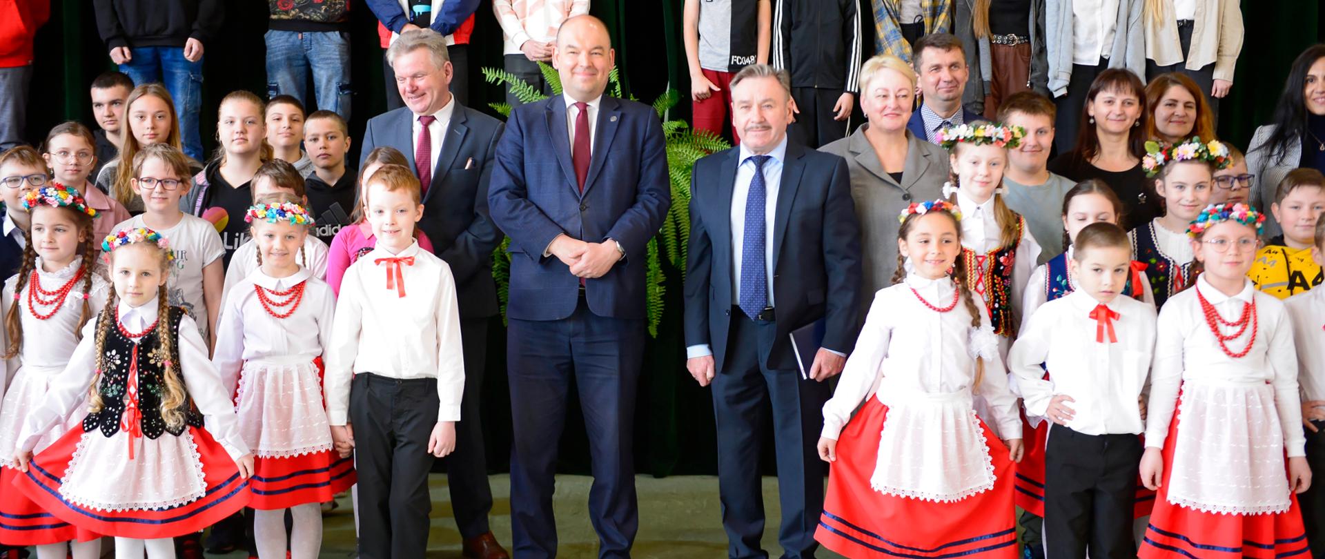Wizyta Ministra Jana Dziedziczaka, Pełnomocnika Rządu do spraw Polonii i Polaków za Granicą w polskiej szkole podstawowej im. A. Stelmachowskiego w Starych Trokach na Litwie