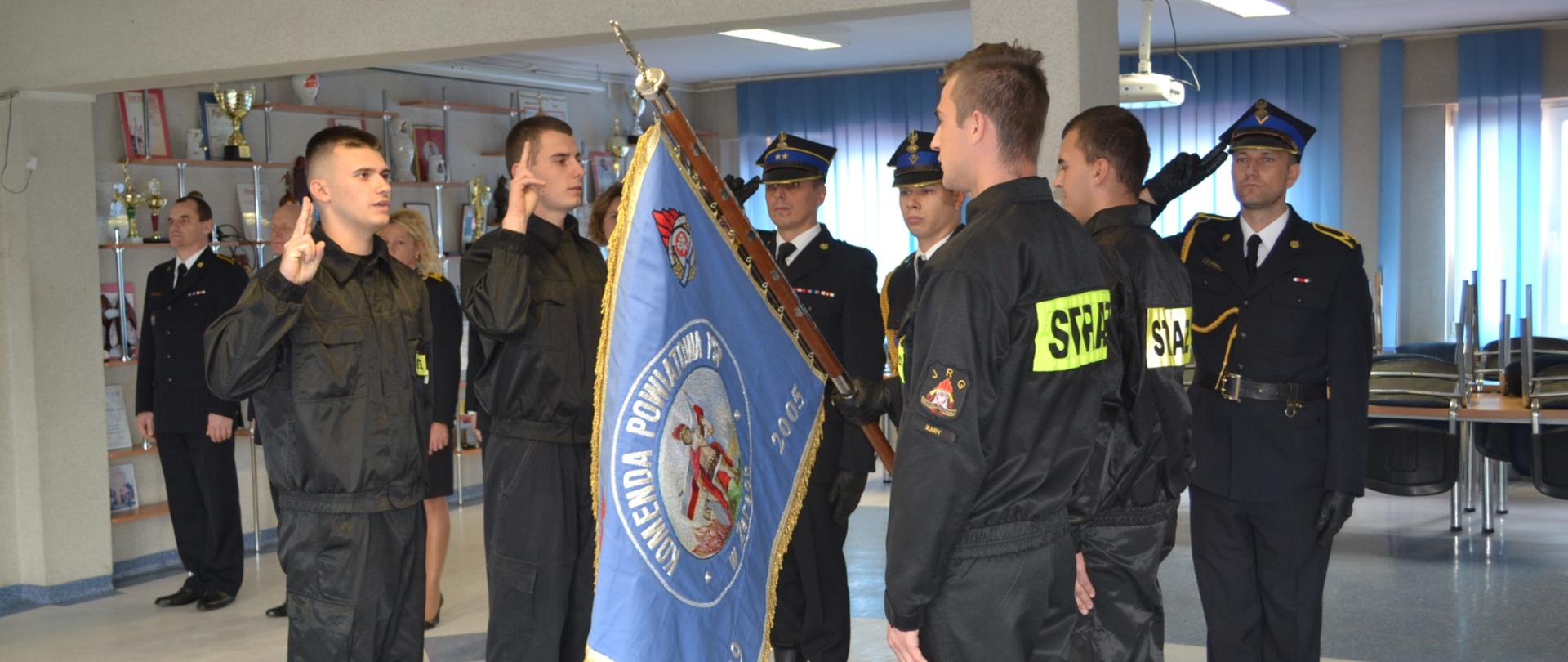 nabór na służby strażacy składają ślubowanie na sztandar komendy