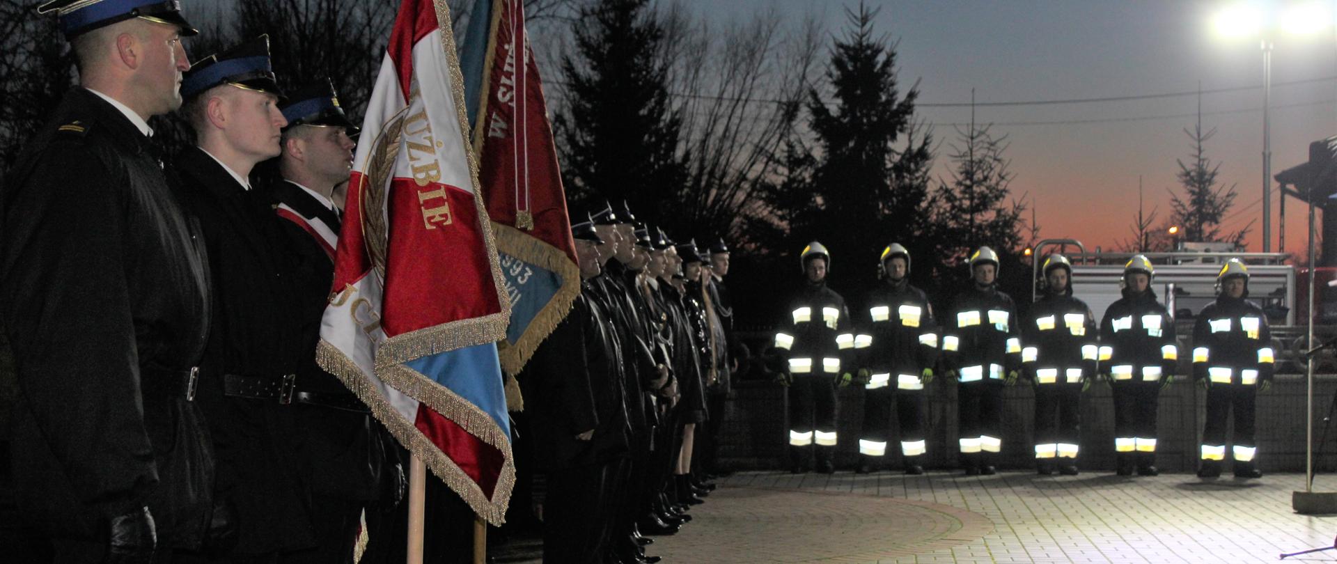 Poczty sztandarowe i strażacy w trakcie uroczystości.