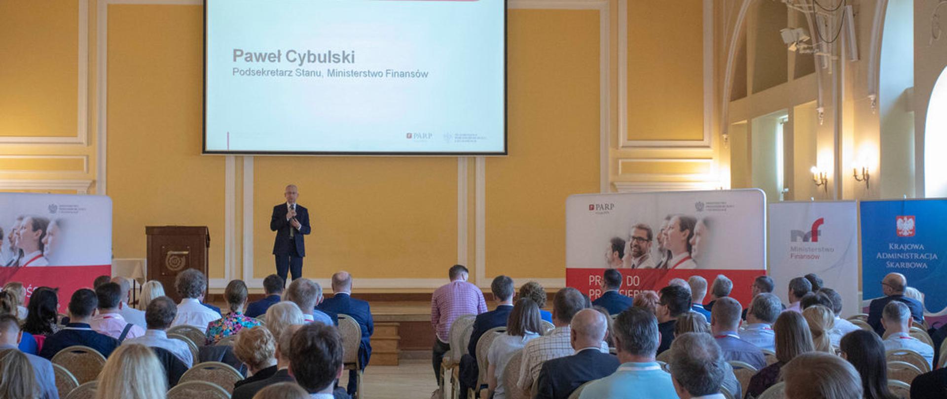 Zastępca Szefa KAS Paweł Cybulski przemawia podczas konferencji