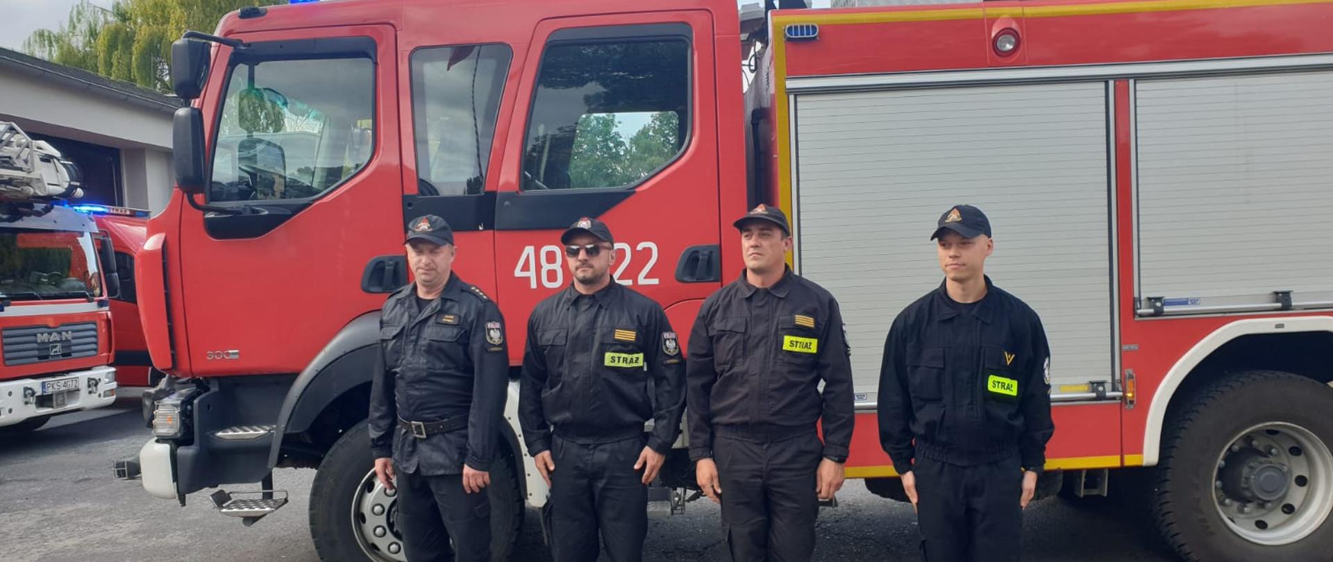 STRAŻACY WRÓCILI Z GRECJI. Na zdjęciu widzimy czterech kościańskich strażaków z drugiej zmiany, którzy wrócili z Grecji, za nimi samochód pożarniczy