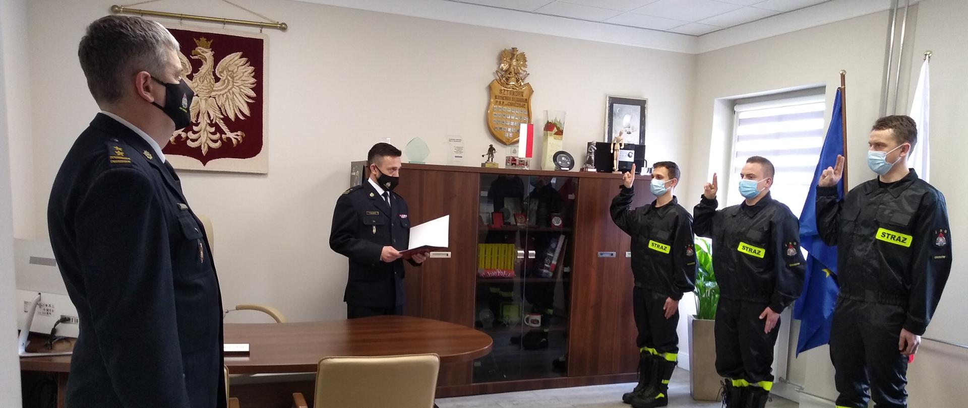 Zdjęcie przedstawia Komendanta Miejskiego Państwowej Straży Pożarnej w Chorzowie odbierającego ślubowanie od nowoprzyjętych funkcjonariuszy