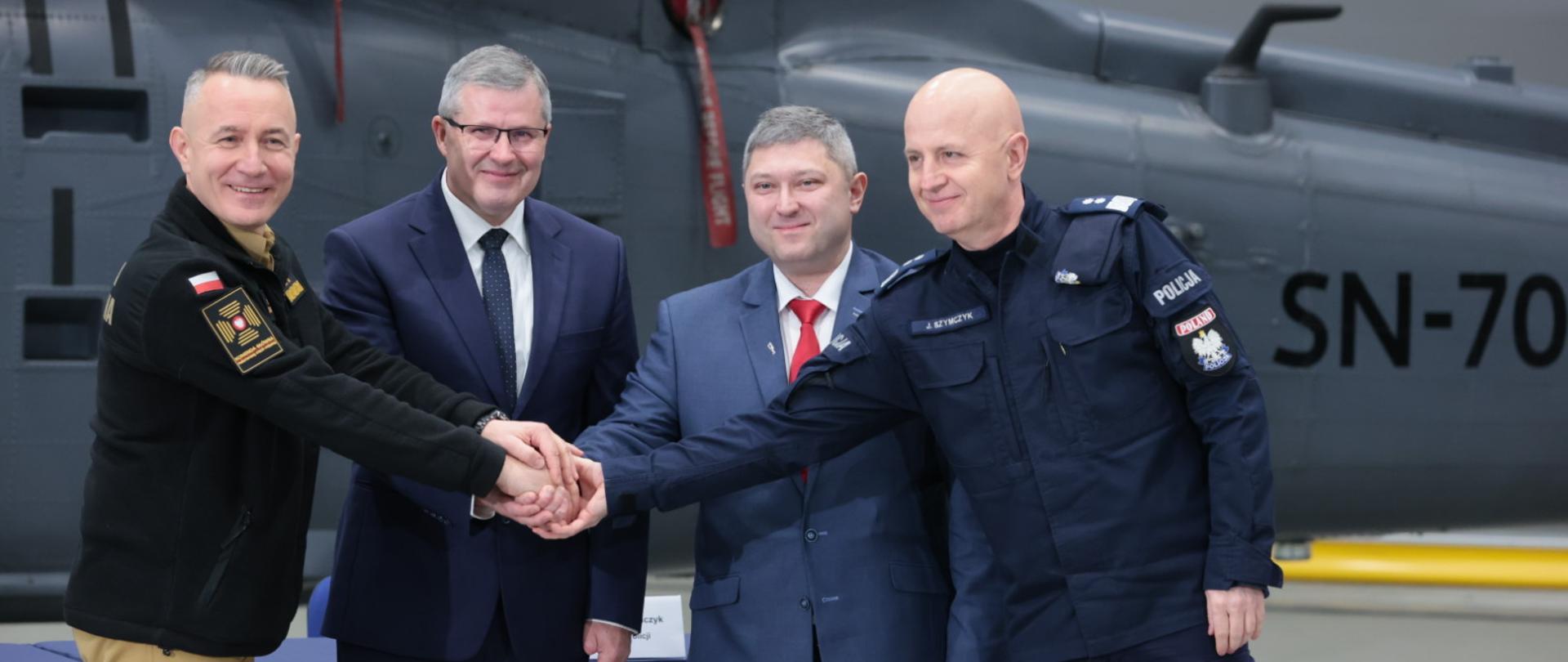 Zdjęcie pamiątkowe przedstawicieli Policji , Straży Pożarnej, Narodowego Funduszu Ochrony Środowiska oraz PZL Mielec