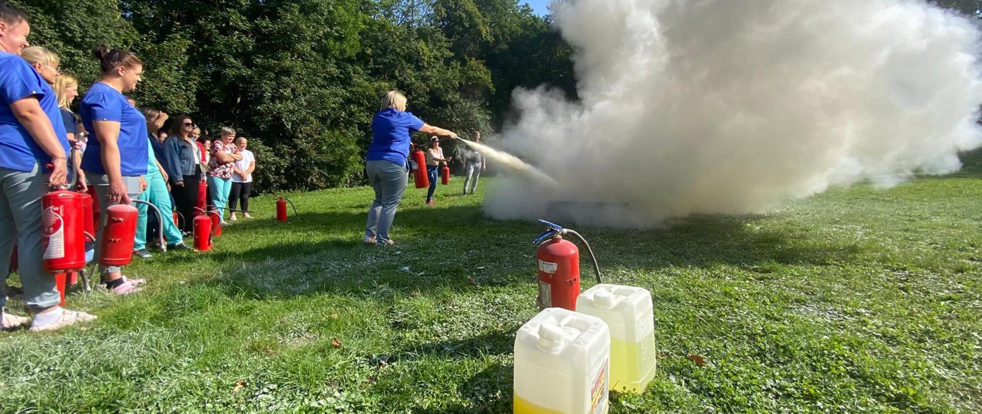 Praktyczne szkolenie z ochrony przeciwpożarowej z użyciem gaśnic proszkowych oraz koca gaśniczego. 