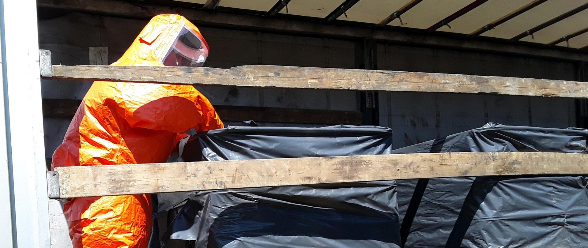 Pobór próbek z pojemników o pojemności 1000 l znajdujących się na naczepie samochodu ciężarowego.