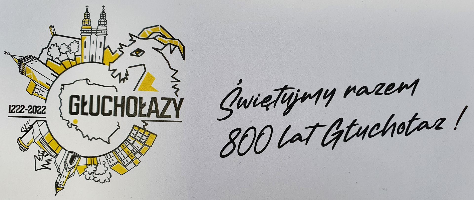 Plakat panorama. Tło szare jasne. Z prawej strony napis czarną kursywą: Świętujmy razem 800 lat Głuchołaz. Z lewej strony logo: pośrodku kontur Polski, zaznaczony na żółto punkt lokalizacji Głuchołaz, Od środka do prawej napis Głuchołazy. To wszystko wpisane w okrąg, z lewej strony daty: 1222-2022. Wokół okręgu czarną kreską, niektóre pola wypełnione na żółto charakterystyczne budynki Głuchołaz m. in. wieża, kościół, z prawej głowa kozła skierowana w lewą stronę.