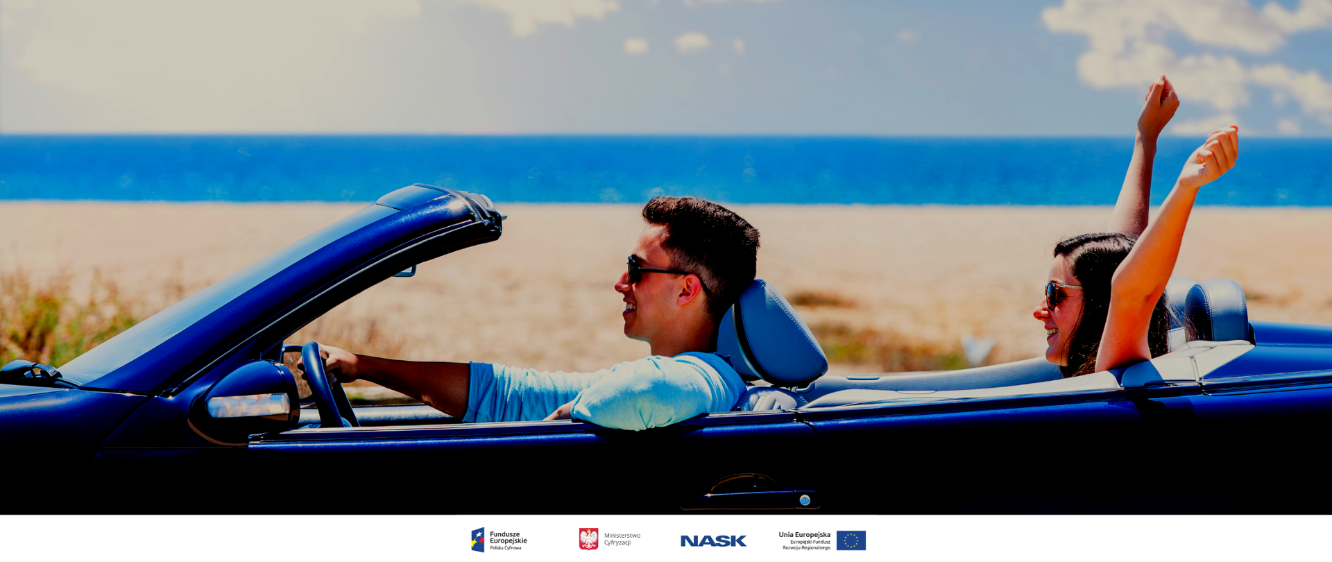 Para jadąca kabrioletem