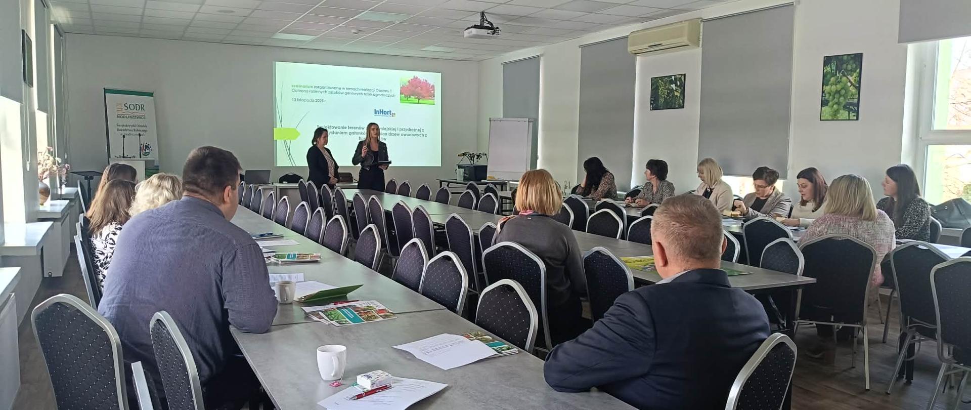 Dwie kobiety pracownicy Wojewódzkiego Inspektoratu Ochrony Roślin i Nasiennictwa w Kielcach Oddział w Sandomierzu omawiają nowe zasady sprzedaży środków ochrony roślin.