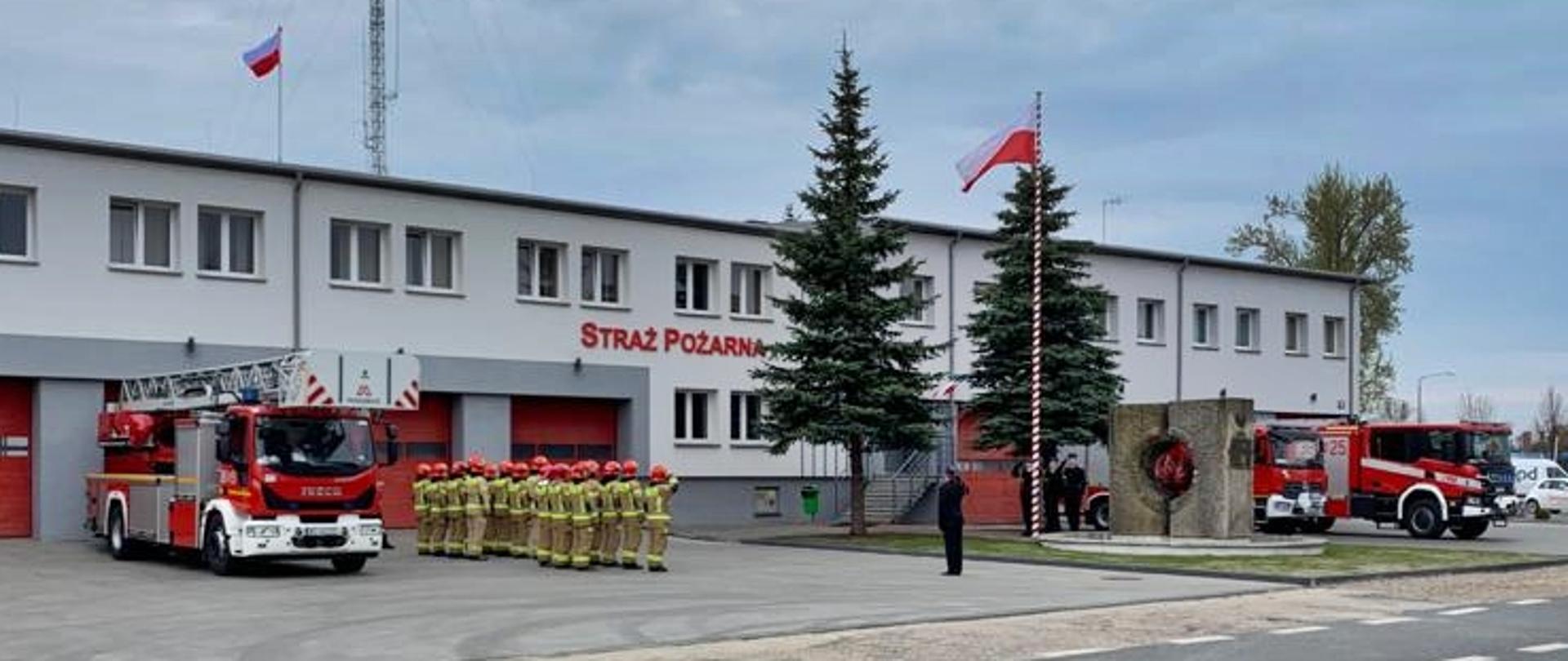 Uroczyste podniesienie flagi państwowej - JRG 1