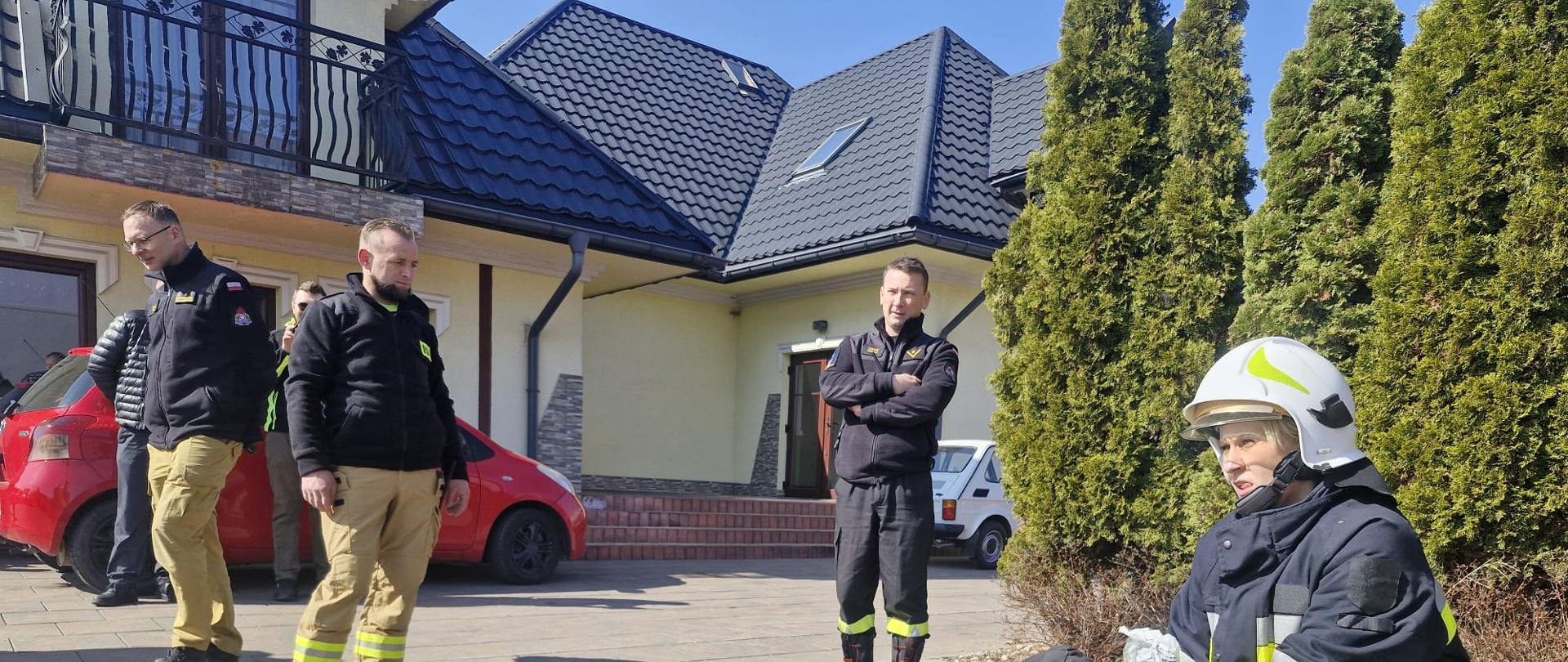 Zdjęcie przedstawia strażaków podczas ćwiczeń na obiekcie