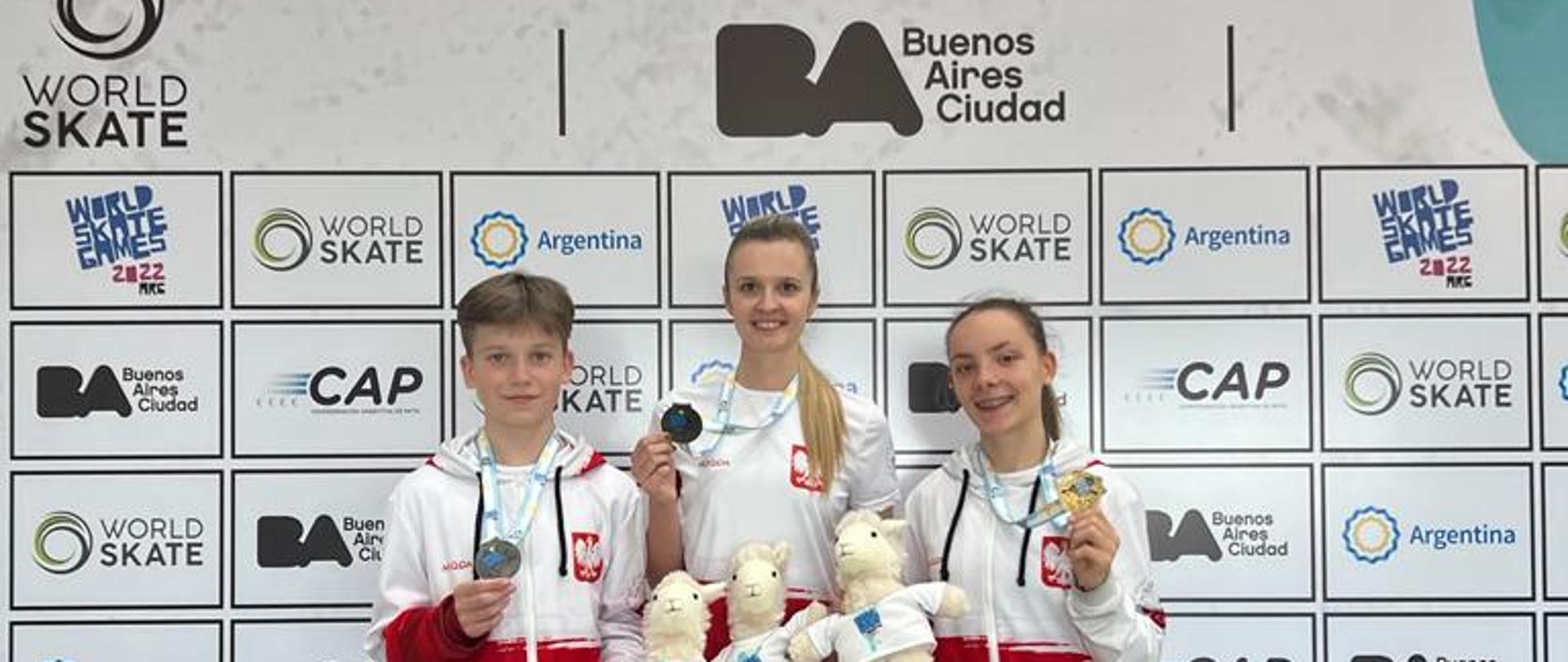 Na zdjęciu Wiktor Smosarski, który zdobył srebrny i brązowy medal oraz Klaudia Hartmanis i Justyna Tęczar ze złotymi medalami.