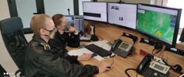 Na zdjęciu funkcjonariusze komendy Powiatowej Państwowej Straży Pożarnej w Świeciu podczas szkolenia dotyczącego planowanego przeniesienia numeru alarmowego 998 do centrum powiadamiania ratunkowego 112. 