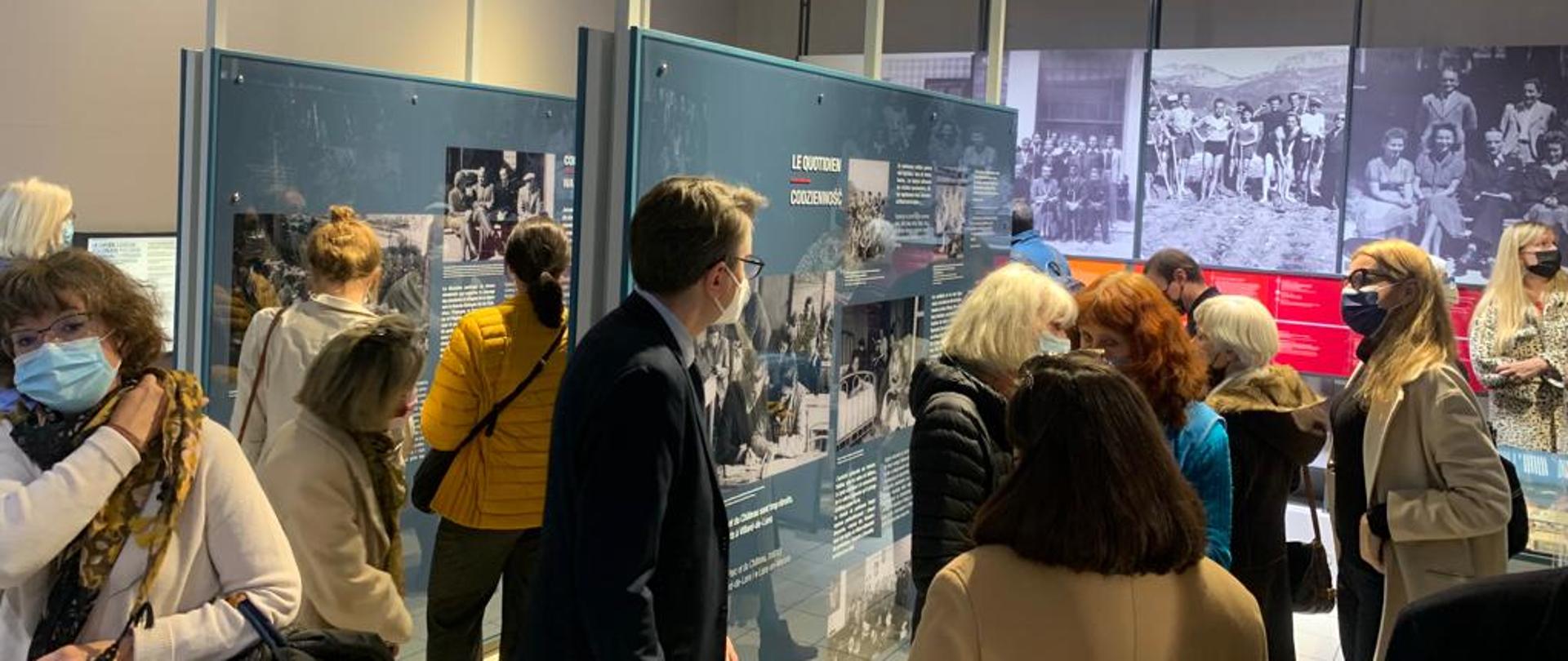 Polonia zwiedzająca wystawę Ognisko Wolności