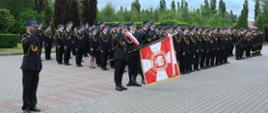 Pododdział strażaków na placu JRG oraz poczet sztandarowy.