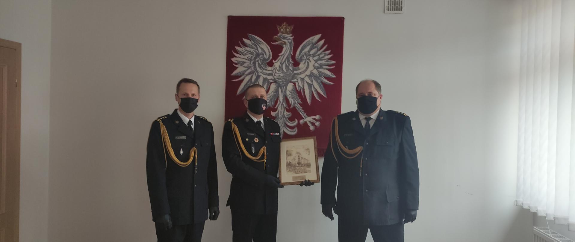 Pamiątkowe zdjęcie funkcjonariuszy KP PSP w Człuchowie oraz zastępcy PKW PSP.