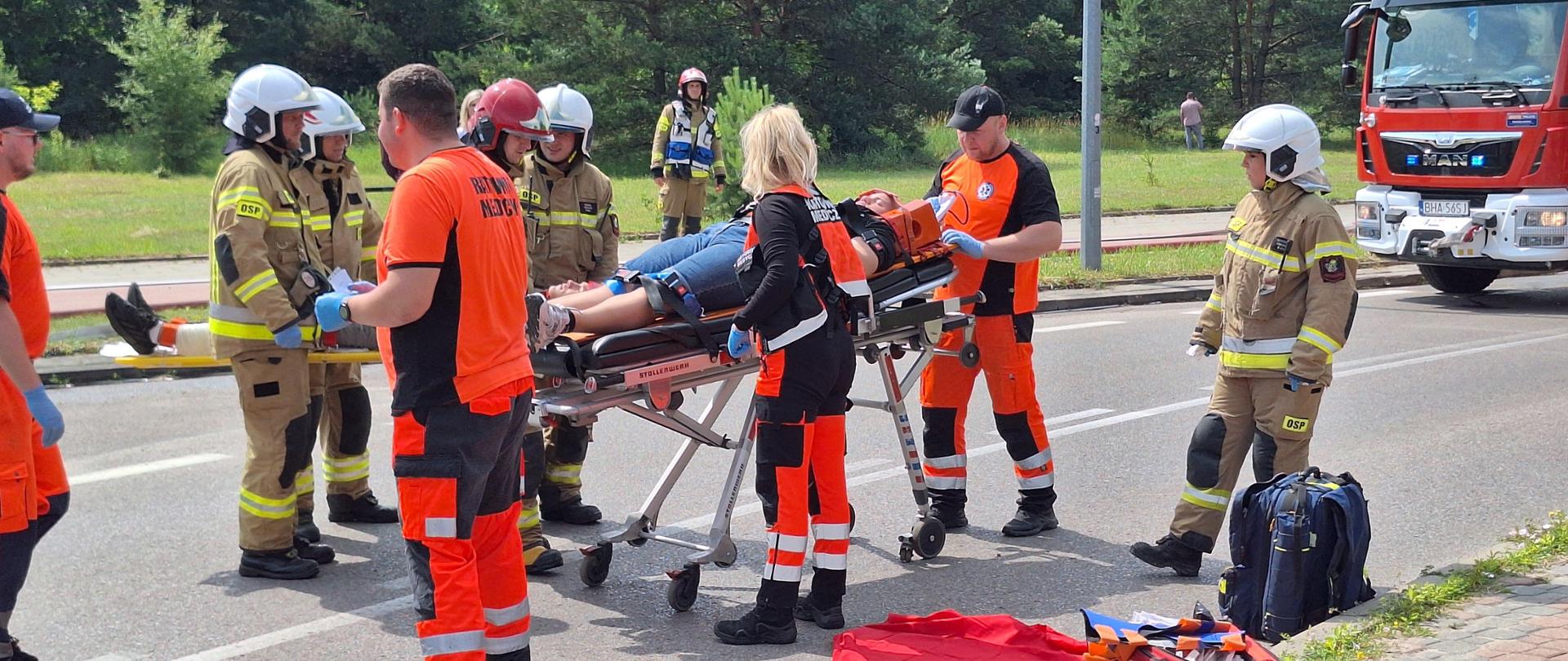 Współdziałanie służb przy udzielaniu pomocy medycznej osobom poszkodowanym.