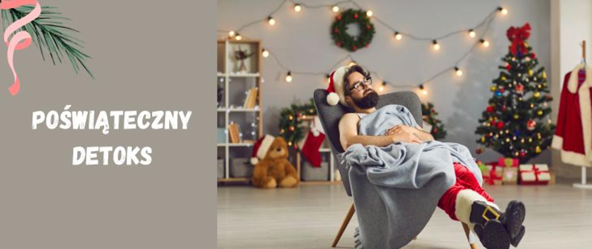 Po prawej mężczyzna ubrany w strój Mikołaja odpoczywa na szarym fotelu przykryty szarym kocem, w pomieszczeniu wypełnionym świątecznymi ozdobami. Po lewej na szarym tle jasny napis Poświąteczny detoks, w lewym górnym rogu gałązka z wiszącą na niej różową wstążką.