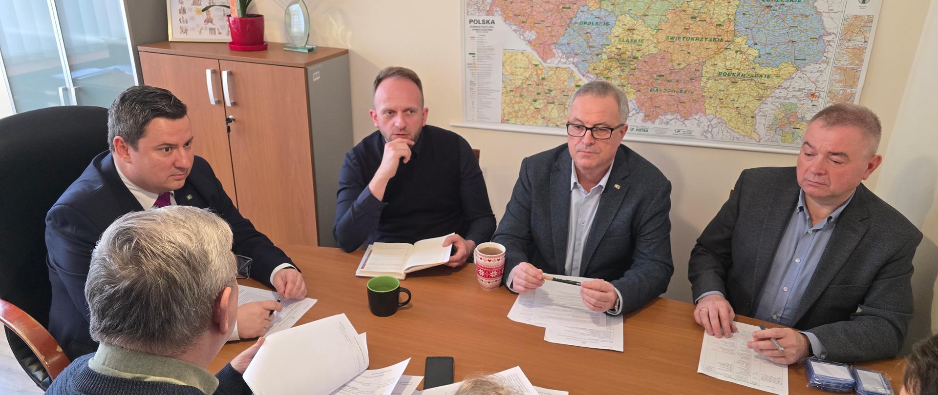 Zdjęcie przedstawia pracowników WIJHARS Zielona Góra podczas Przeglądu Zarządzania poświęconym ocenie funkcjonowania systemu zarządzania jakością zgodnie z normą PN-EN ISO 9001:2015.