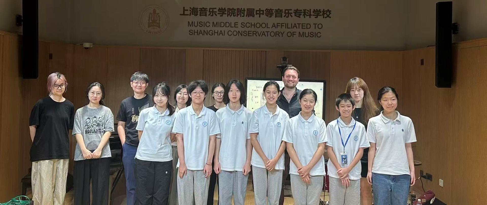 grupa uczniów z nauczycielem 