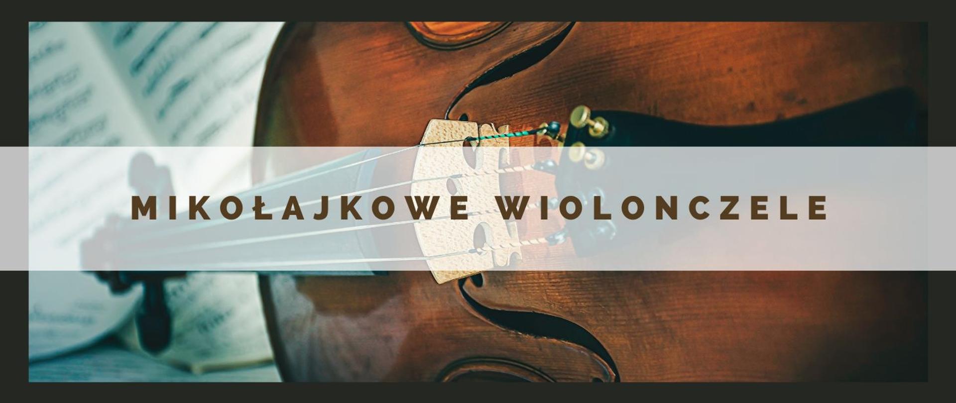 Zdjęcie wiolonczeli w poziomie, na tle nut. Brązowymi literami nazwa wydarzenia Mikołajkowe Wiolonczele