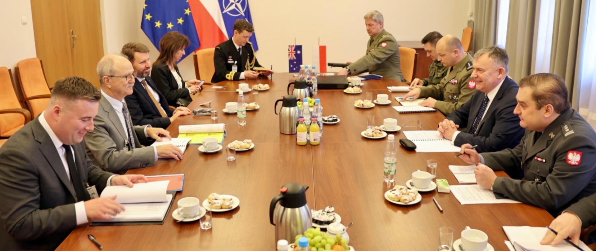 Wiceminister Obrony Narodowej Paweł Bejda spotkał się z Chrisem Deeble, zastępcą sekretarza ds. pozyskiwania i utrzymania zdolności sił zbrojnych Australii. 